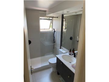 Amplio departamento con jardín privado en Vitacura