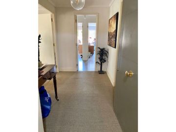Amplio departamento con jardín privado en Vitacura