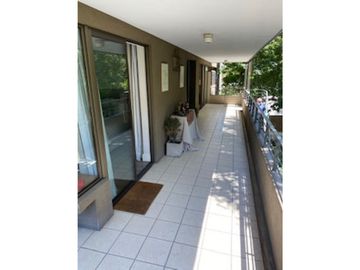 Amplio departamento con jardín privado en Vitacura