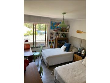 Amplio departamento con jardín privado en Vitacura