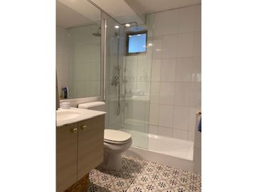 Amplio departamento con jardín privado en Vitacura