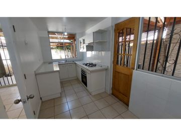 CASA REMODELADA EN SANTO TOMÁS (4D-4B) - QUILICURA