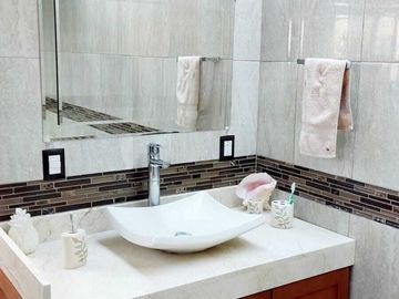 Casa en Venta en Puerta Real, Estacionamiento para 4 Autos, 3 Recámaras.