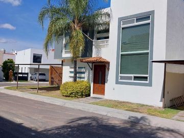 Casa en Venta en Puerta Real, Estacionamiento para 4 Autos, 3 Recámaras.