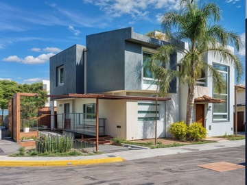 Casa en Venta en Puerta Real, Estacionamiento para 4 Autos, 3 Recámaras.