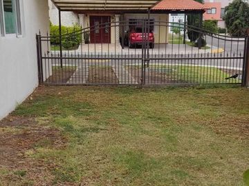 Casa en Venta en Puerta Real, Estacionamiento para 4 Autos, 3 Recámaras.