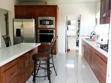 Casa en Venta en Puerta Real, Estacionamiento para 4 Autos, 3 Recámaras.