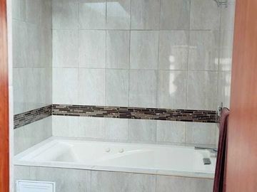 Casa en Venta en Puerta Real, Estacionamiento para 4 Autos, 3 Recámaras.
