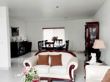Casa en Venta en Puerta Real, Estacionamiento para 4 Autos, 3 Recámaras.