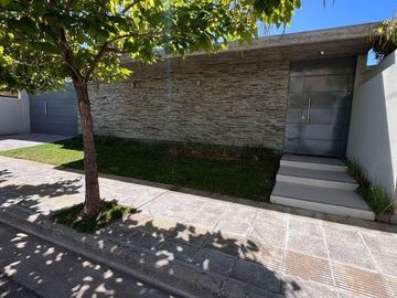Casa en venta - 4 Dormitorios 2 Baños 2 Cocheras - Neuquén