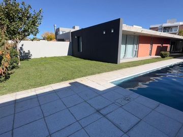 Casa en venta - 4 Dormitorios 2 Baños 2 Cocheras - Neuquén