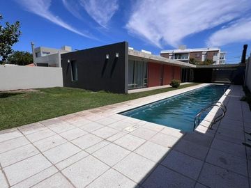 Casa en venta - 4 Dormitorios 2 Baños 2 Cocheras - Neuquén