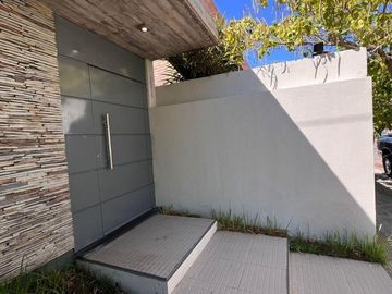 Casa en venta - 4 Dormitorios 2 Baños 2 Cocheras - Neuquén