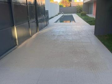 Casa en venta - 4 Dormitorios 2 Baños 2 Cocheras - Neuquén