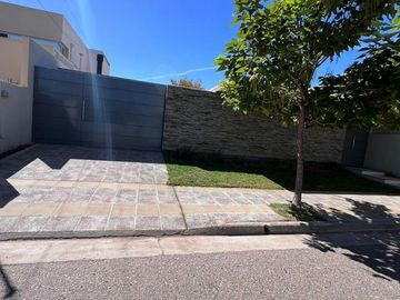 Casa en venta - 4 Dormitorios 2 Baños 2 Cocheras - Neuquén