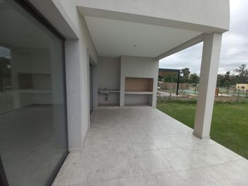 CASA A ESTRENAR EN BARRIO SAN PABLO, PILAR! EXCELENTE CALIDAD DE CONSTRUCCION!