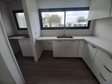 CASA A ESTRENAR EN BARRIO SAN PABLO, PILAR! EXCELENTE CALIDAD DE CONSTRUCCION!