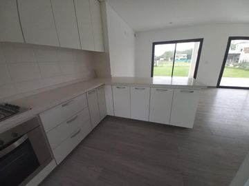 CASA A ESTRENAR EN BARRIO SAN PABLO, PILAR! EXCELENTE CALIDAD DE CONSTRUCCION!