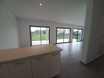 CASA A ESTRENAR EN BARRIO SAN PABLO, PILAR! EXCELENTE CALIDAD DE CONSTRUCCION!
