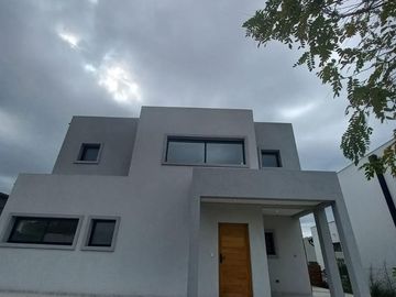 CASA A ESTRENAR EN BARRIO SAN PABLO, PILAR! EXCELENTE CALIDAD DE CONSTRUCCION!