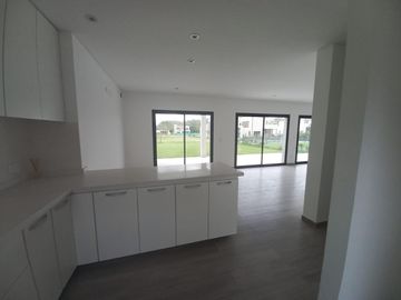 CASA A ESTRENAR EN BARRIO SAN PABLO, PILAR! EXCELENTE CALIDAD DE CONSTRUCCION!
