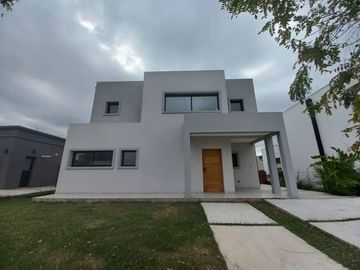 CASA A ESTRENAR EN BARRIO SAN PABLO, PILAR! EXCELENTE CALIDAD DE CONSTRUCCION!