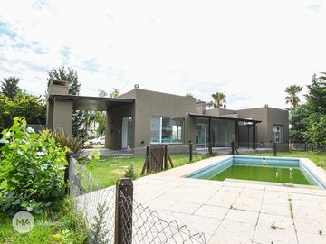 Casa 2 dormitorios, Jardín y Piscina - Puerto Roldán - Roldán | Venta
