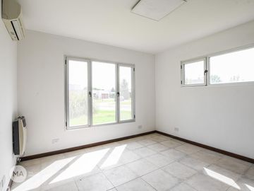 Casa 2 dormitorios, Jardín y Piscina - Puerto Roldán - Roldán | Venta