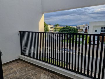 PUNTARENA RESIDENCIAL: Casa única con amplios espacios y luz natural.