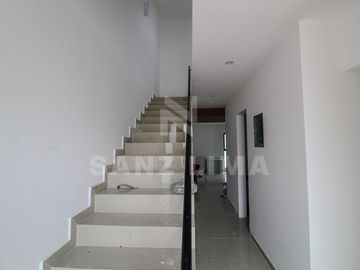 PUNTARENA RESIDENCIAL: Casa única con amplios espacios y luz natural.