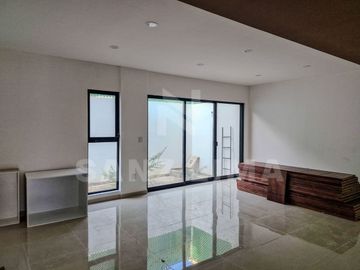 PUNTARENA RESIDENCIAL: Casa única con amplios espacios y luz natural.