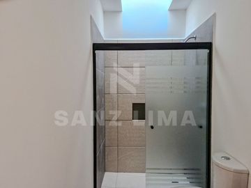PUNTARENA RESIDENCIAL: Casa única con amplios espacios y luz natural.