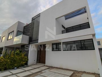PUNTARENA RESIDENCIAL: Casa única con amplios espacios y luz natural.