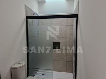 PUNTARENA RESIDENCIAL: Casa única con amplios espacios y luz natural.