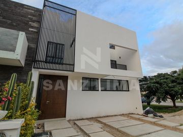 PUNTARENA RESIDENCIAL: Casa única con amplios espacios y luz natural.