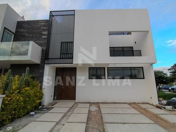 PUNTARENA RESIDENCIAL: Casa única con amplios espacios y luz natural.