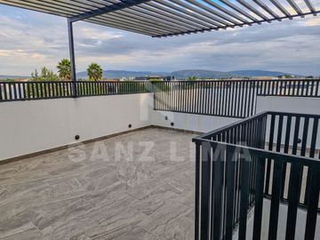PUNTARENA RESIDENCIAL: Casa única con amplios espacios y luz natural.