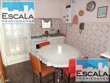 CASA EN VENTA EN ROSARIO DE 2 DORMITORIOS, PATIO Y COCHERA