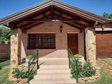 Cordoba la cumbre chalet 5 ambientes escritorio cocheras jardin