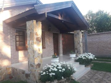 Cordoba la cumbre chalet 5 ambientes escritorio cocheras jardin
