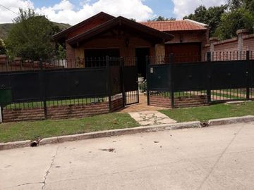 Cordoba la cumbre chalet 5 ambientes escritorio cocheras jardin