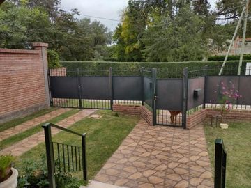 Cordoba la cumbre chalet 5 ambientes escritorio cocheras jardin