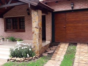 Cordoba la cumbre chalet 5 ambientes escritorio cocheras jardin