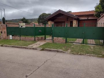 Cordoba la cumbre chalet 5 ambientes escritorio cocheras jardin