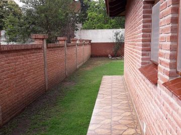 Cordoba la cumbre chalet 5 ambientes escritorio cocheras jardin