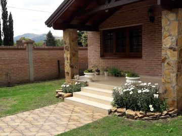 Cordoba la cumbre chalet 5 ambientes escritorio cocheras jardin