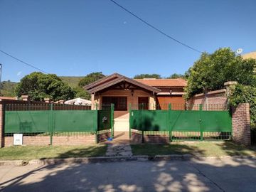 Cordoba la cumbre chalet 5 ambientes escritorio cocheras jardin