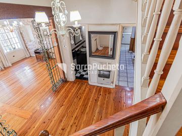 Venta casa 5 ambientes con garaje, quincho y piscina en Haedo.