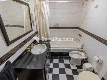 Venta casa 5 ambientes con garaje, quincho y piscina en Haedo.