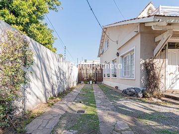 Venta casa 5 ambientes con garaje, quincho y piscina en Haedo.
